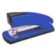 Grapadora Petrus 2001p color azul capacidad 20 hojas.